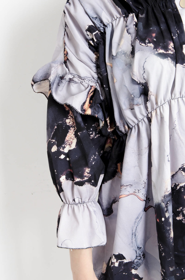 KOSZULA MARMURKOWA Z FALBANAMI NA RĘKAWACH - CZARNA