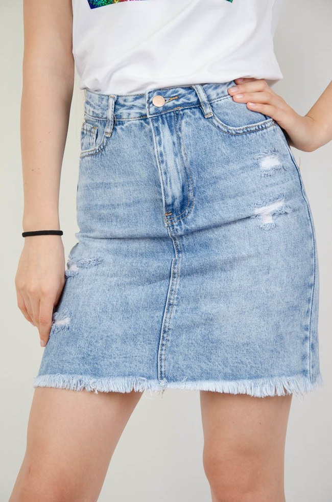 Jeansowa spódnica z przetarciami