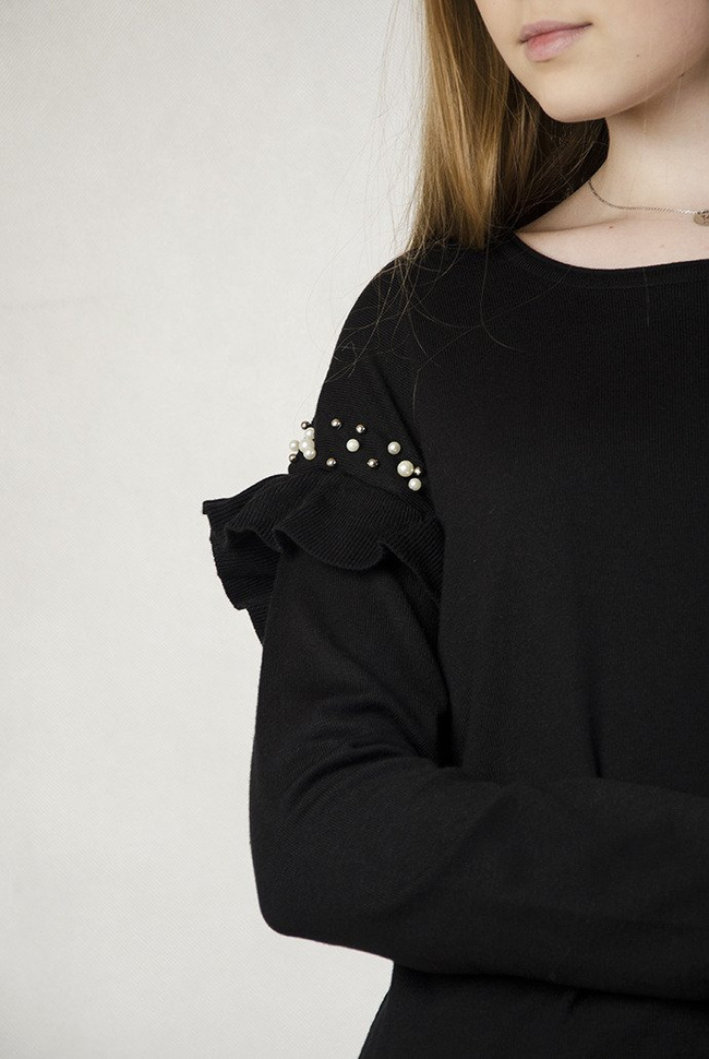 Czarny sweterek z falbanką przy rękawie