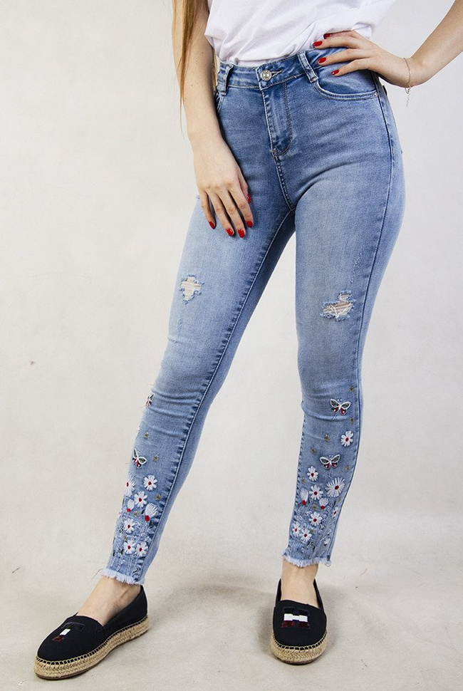 Jasne spodnie jeansowe z kolorowymi kwiatami