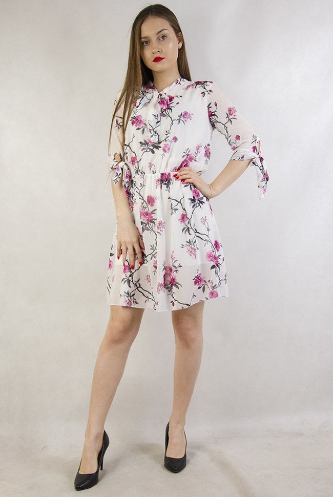 Biała zwiewna sukienka w kwiaty z gumką w pasie