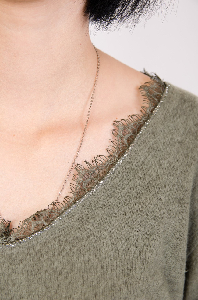 Zielona bluzka w serek z koronką w dekolcie