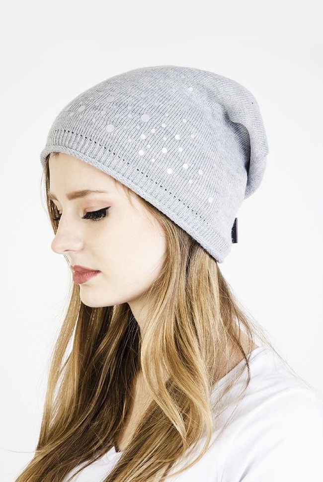Jasnoszara czapka ze srebrnymi kropkami