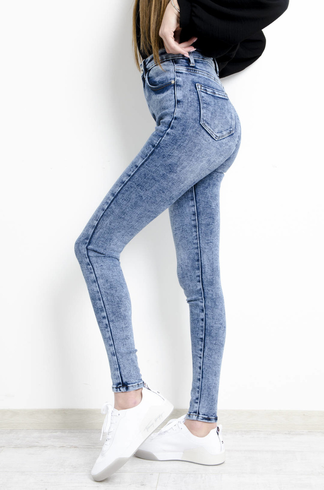 PRZYLEGAJĄCE SPODNIE RURKI JEANSOWE Z BARDZO WYSOKIM STANEM