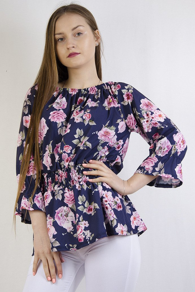 Granatowa bluzka w kwiaty ze ściągaczem w pasie