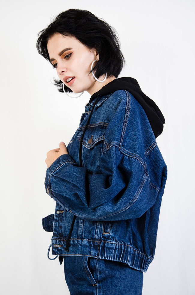 Ciemna kurtka jeansowa z kapturem oraz ściągaczem na dole