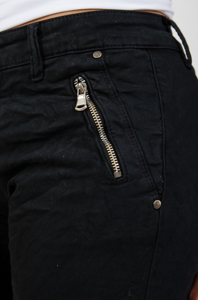 Czarne spodnie joggery z zamkami przy kieszeniach