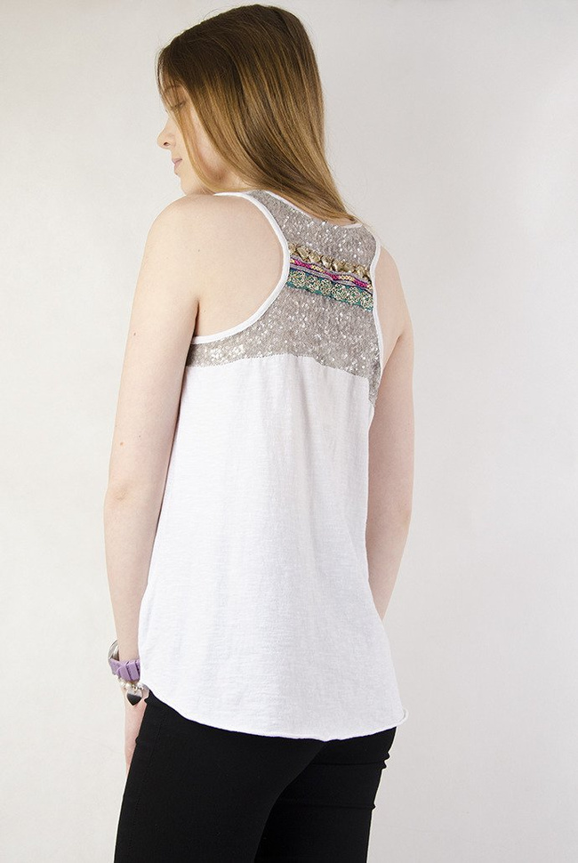Biała bluzka na ramiączka ozdobiona cekinami