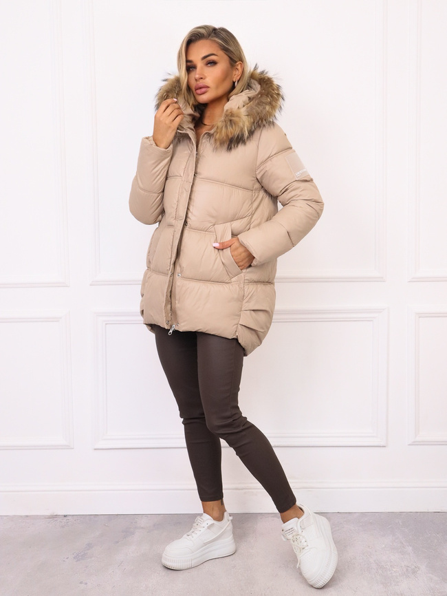 KURTKA ASYMETRYCZNA Z NASZYWKĄ NA RĘKAWIE I FUTERKIEM- BEŻOWA