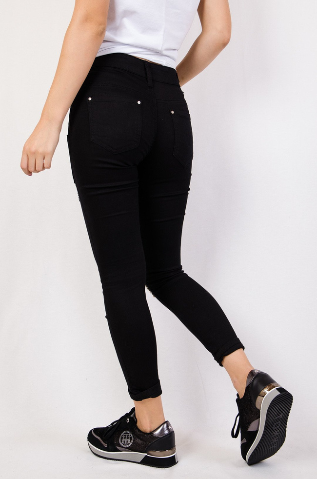 Czarne spodnie jeansowe z naszywkami i dziurami