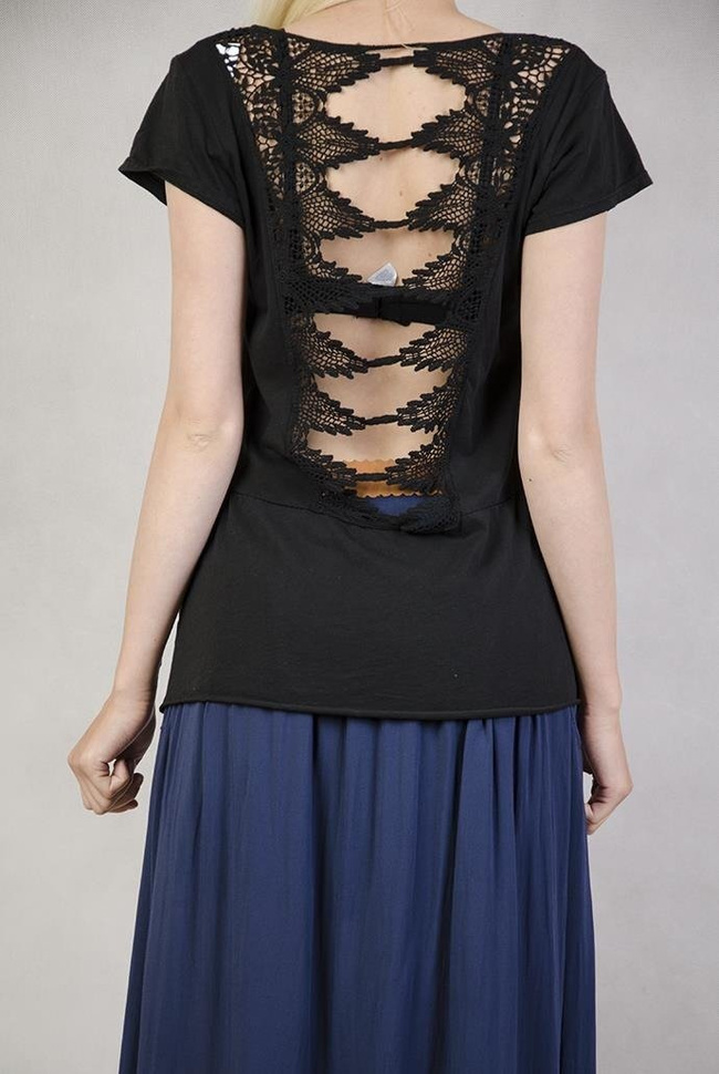 Bluzka czarna z ozdobnymi koronkowymi plecami