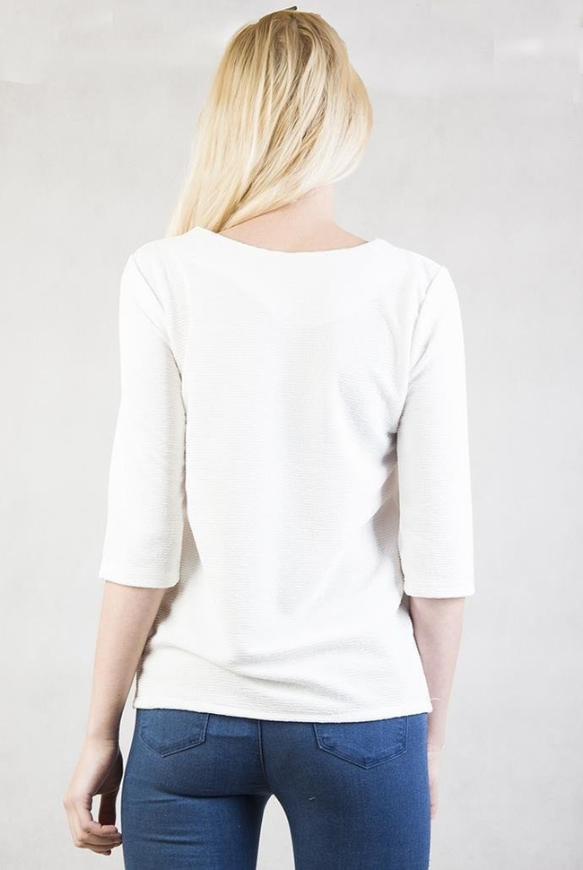 Biała bluzka z literką "V"