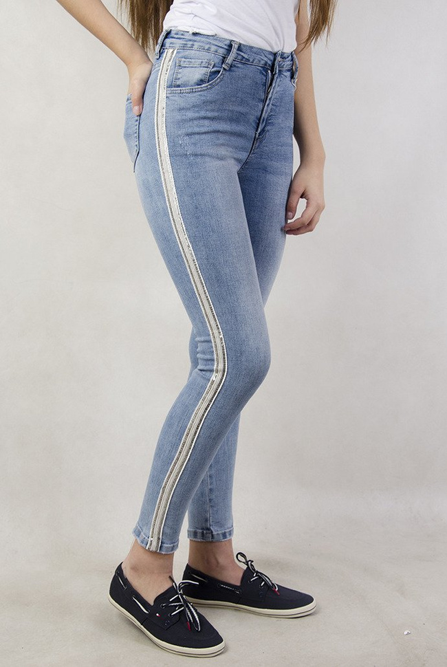 Jasne spodnie jeansowe z lampasami z cekinów oraz perełek