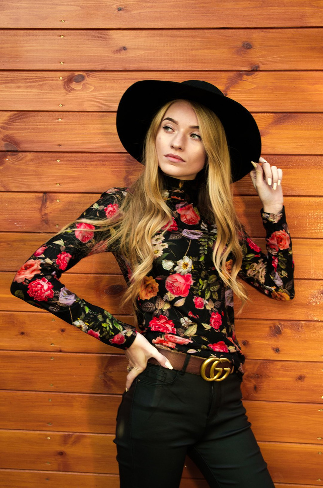 CZARNA BLUZKA Z GOLFEM W KWIATY