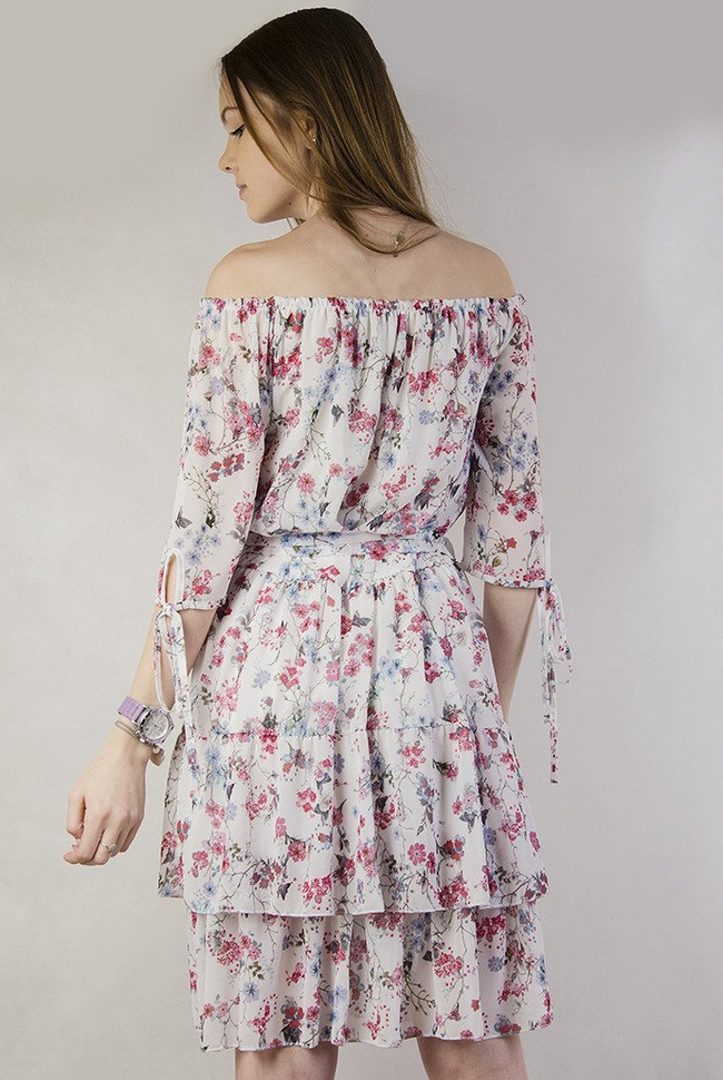 Biała sukienka w kwiaty z wiązaniem w pasie 