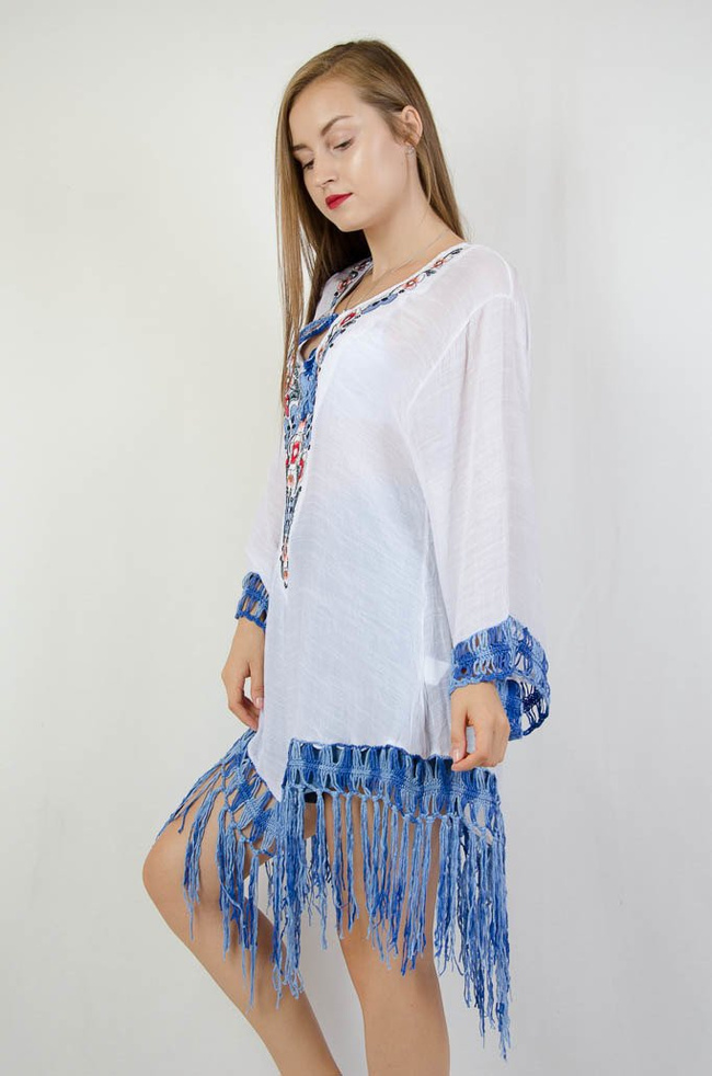 BIAŁA TUNIKA W STYLU BOHO Z NIEBIESKIMI ELEMENTAMI