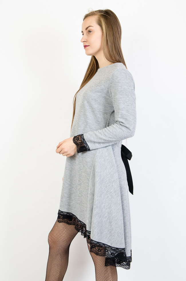 Szara sukienka z przedłużanym tyłem zakończona koronką