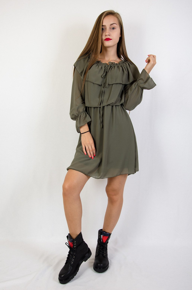 Zielona sukienka na długi rękaw z gumą w dekolcie