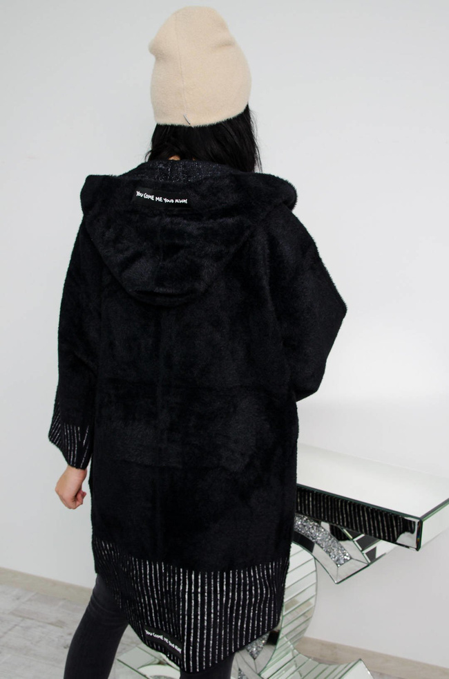 CZARNA NARZUTA APLAKA Z KAPTUREM