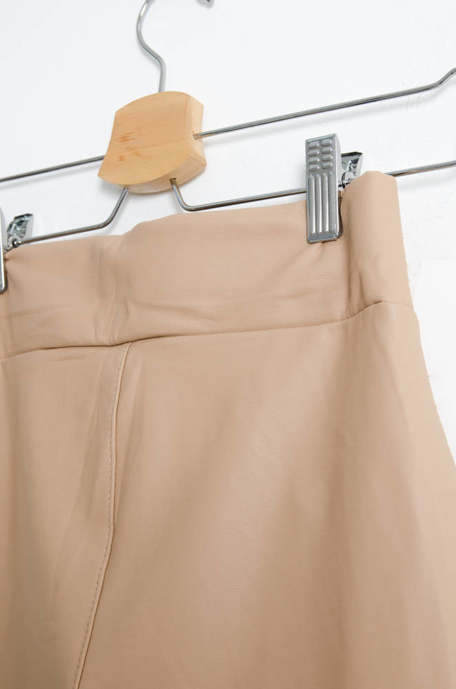 BEŻOWE WOSKOWANE LEGGINSY Z PRZESZYCIAMI- WYSOKI STAN