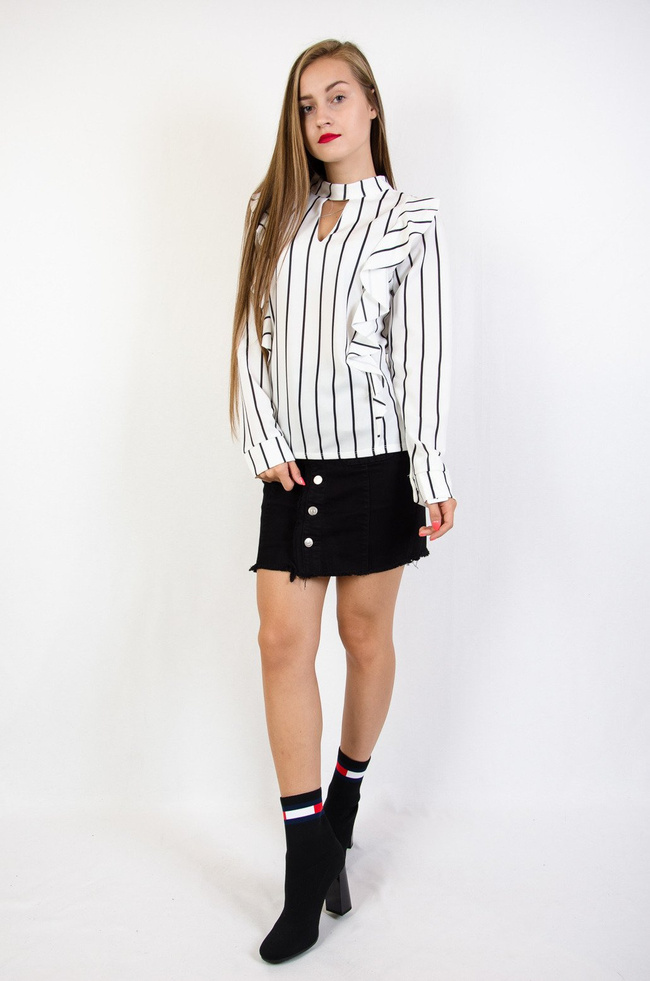 Biała bluzka w czarne paski z falbanami po bokach