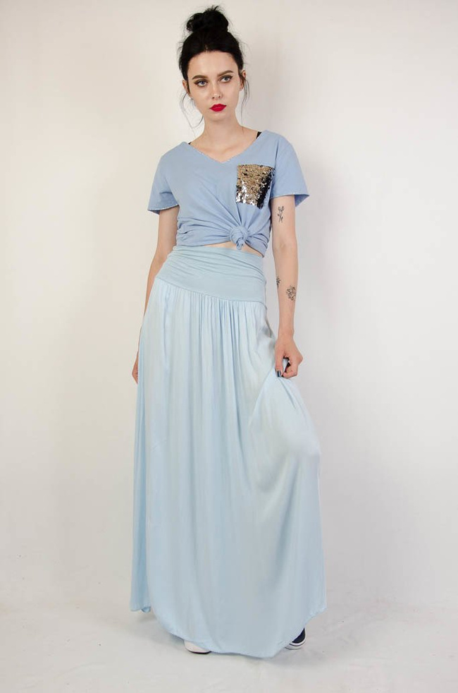 Długa zwiewna jasnoniebieska spódnica z szerokim pasem