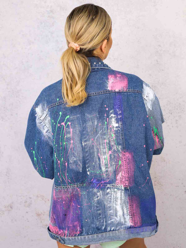 KURTKA JEANSOWA W KOLOROWE WZORY ZDOBIONA KRYSZTAŁKAMI- GRANATOWA