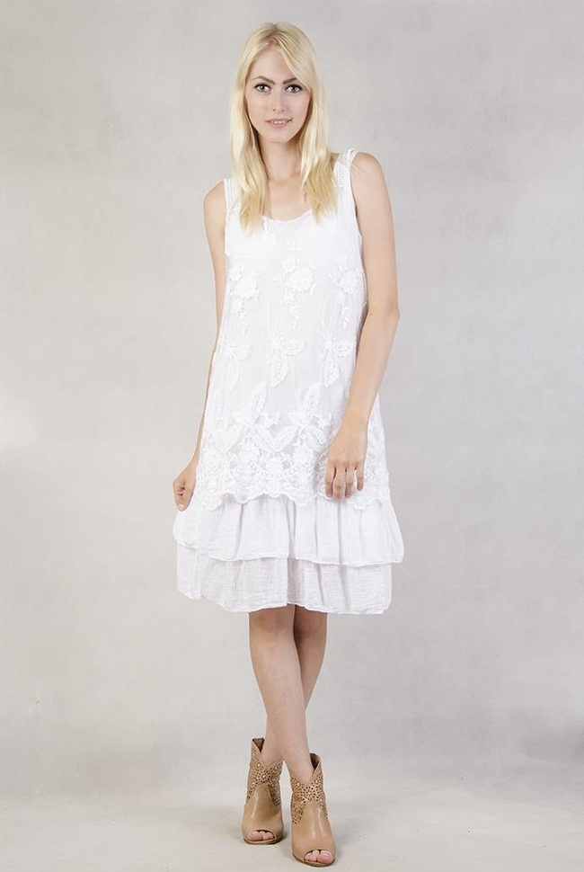 Biała sukienka z falbankami i koronką