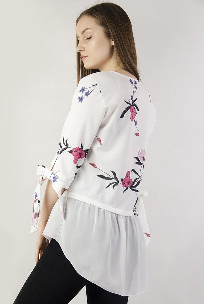 Biała bluzka w kolorowe kwiaty