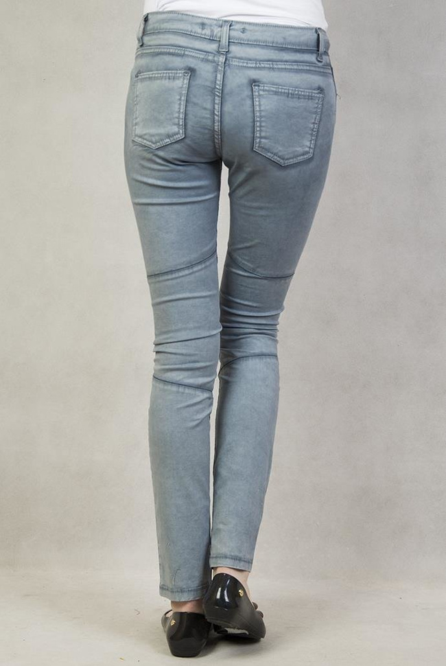 Niebieskie spodnie z przeszyciami na kolanach