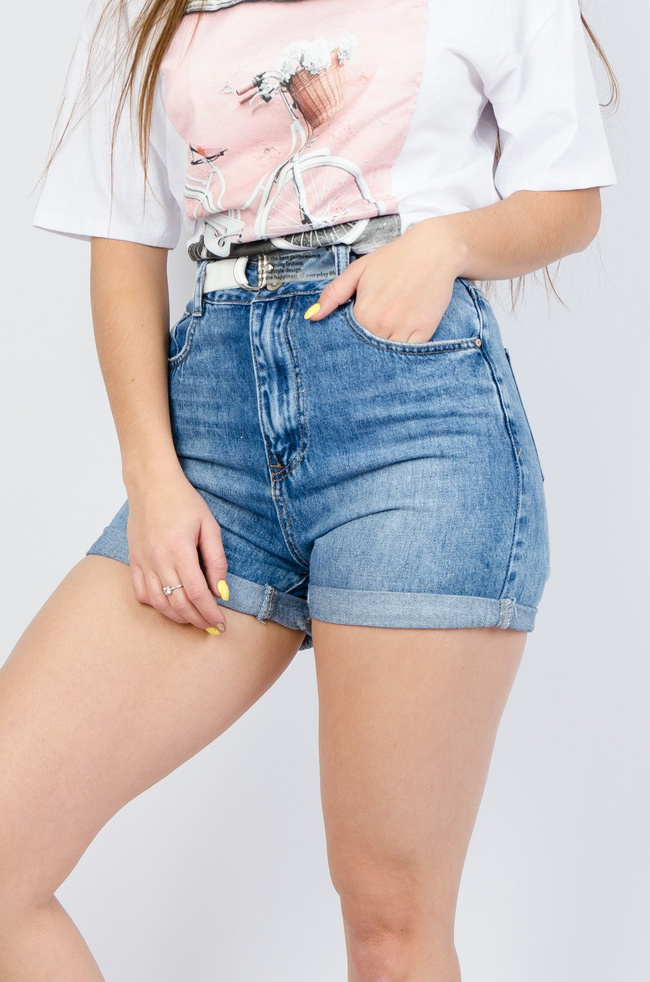 Jeansowe szorty z wysokim stanem oraz podwijanymi nogawkami
