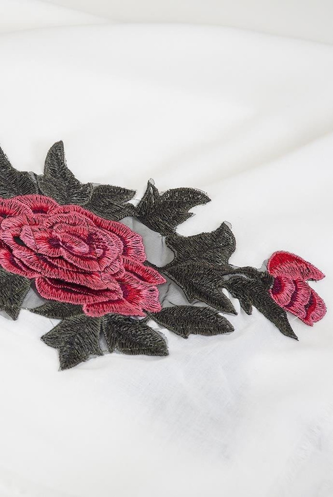 Biała chusta z naszywkami w postaci róży