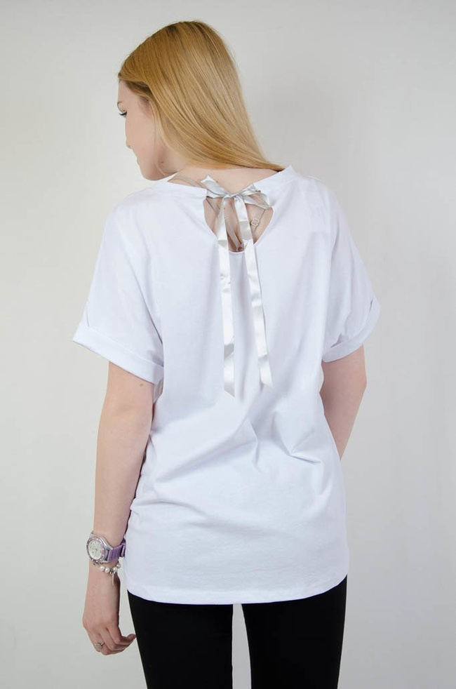 Biała asymetryczna bluzka z kwiatkami oraz wiązaniem na plecach