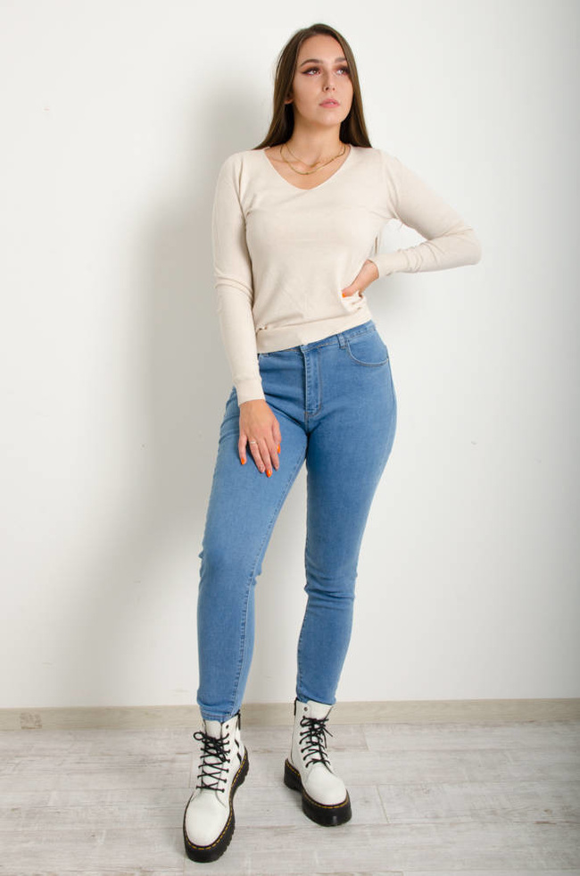 SWETER Z DEKOLTEM W SZPIC- BEŻOWY