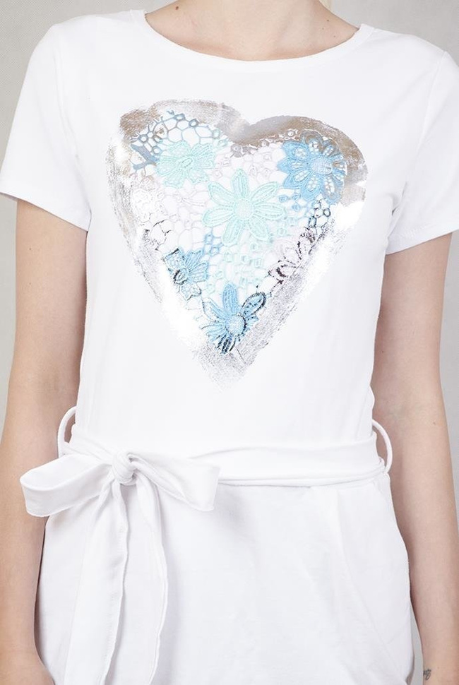 Sukienka z sercem i haftowanymi kwiatkami biała