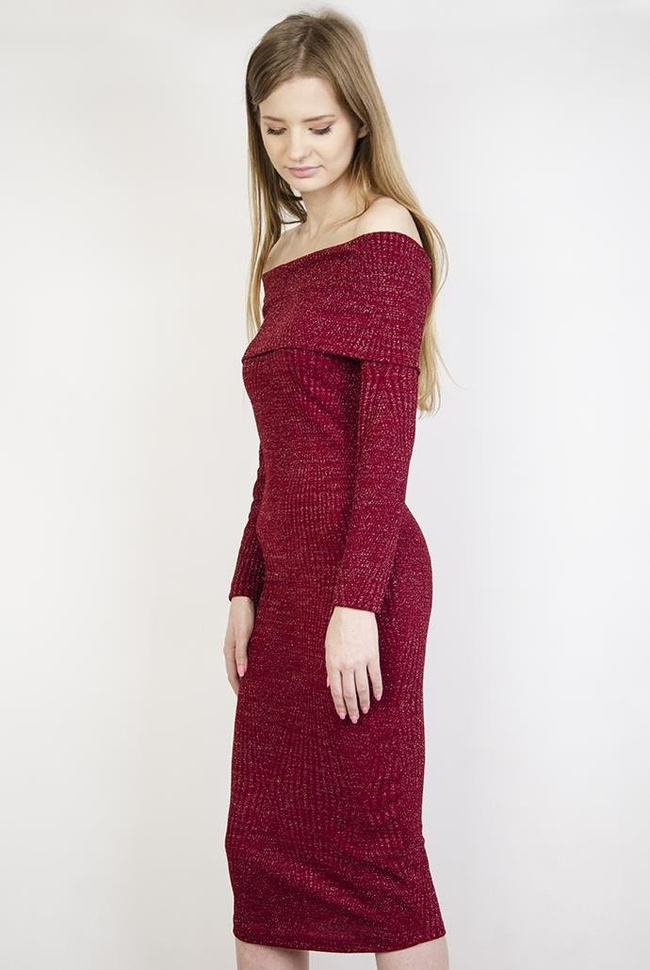 Czerwona, przylegająca sukienka wyszywana srebrną nicią