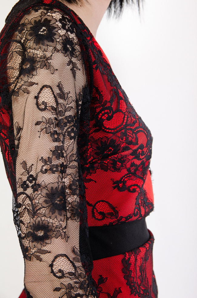 Przylegająca koronkowa czerwono-czarna sukienka 