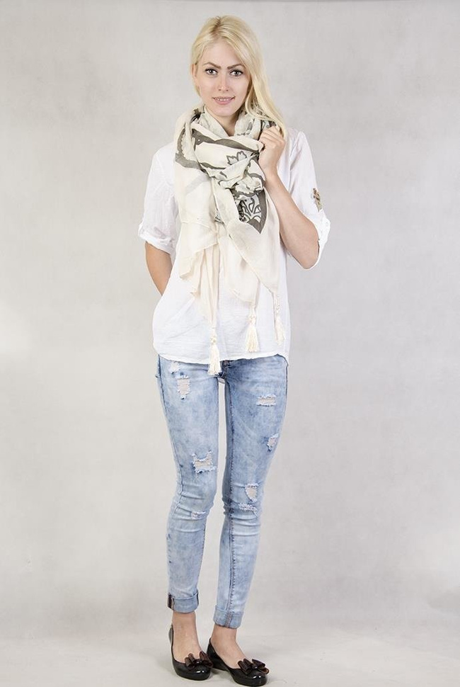 Beżowy szal z ciemnym wzorem i frędzlami