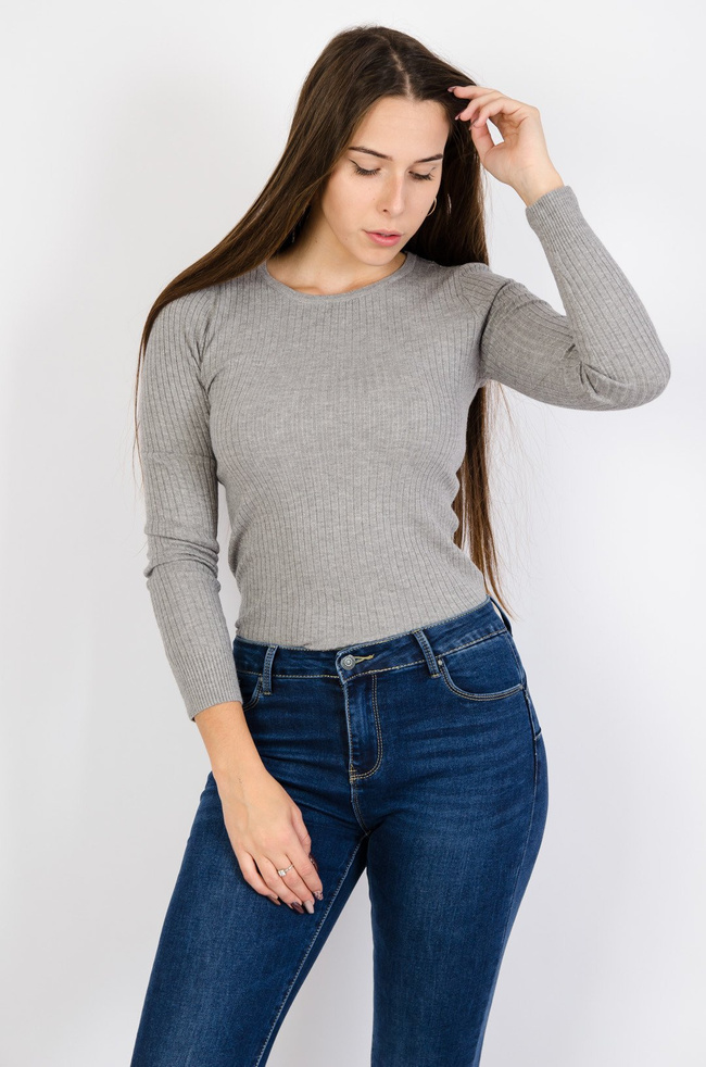 Szary dopasowany sweter z prążkowanej dzianiny