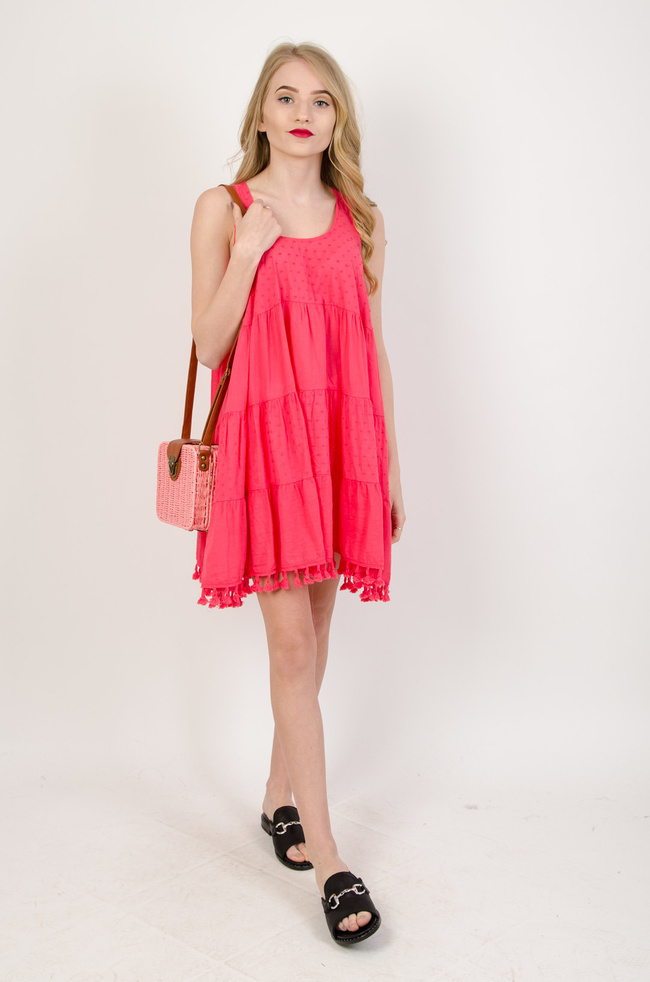 Jasno-różowy kuferek wiklinowy