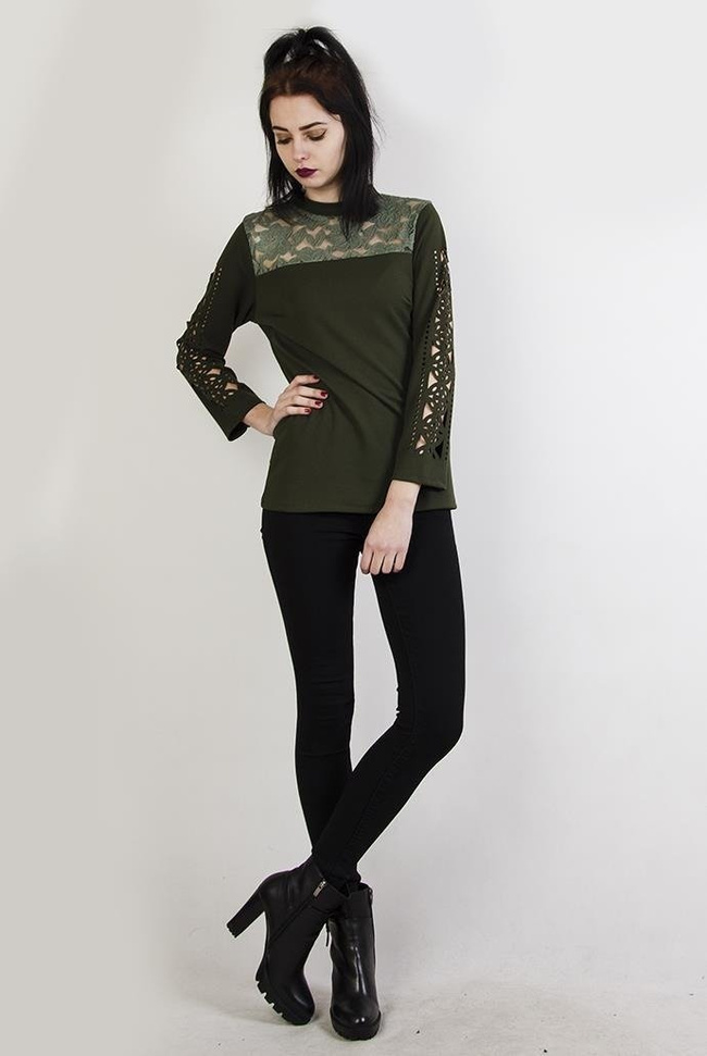 Zielona bluzka z koronką i wycięciami na rękawach