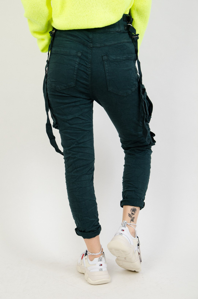 Zielone joggery z kieszeniami oraz szelkami.
