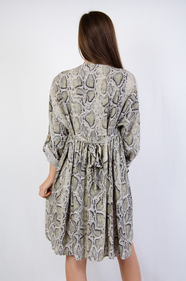 Zielona sukienka w serek wiązana w pasie