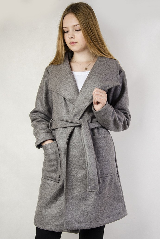 Szary płaszcz wiązany w pasie