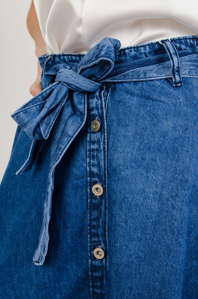 Długa rozszerzana spódnica z guzikami 