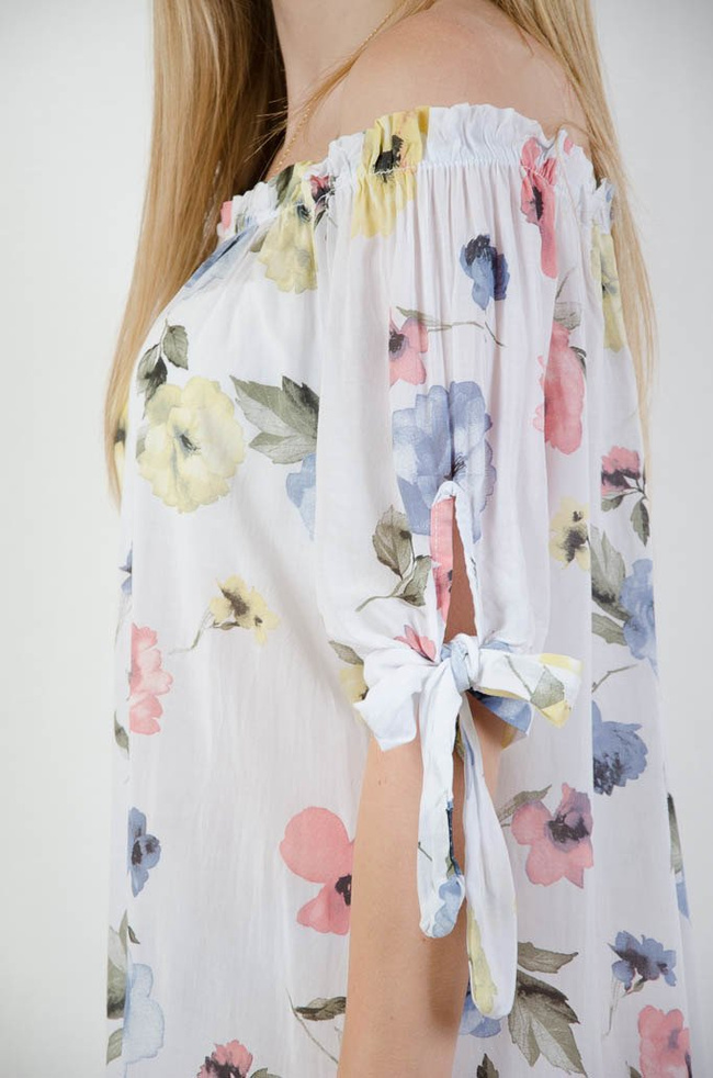 Biała sukienka w kwiaty z wiązaniem przy rękawie