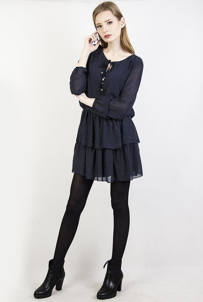 Granatowa sukienka w białe kropki z wiązaniem w pasie