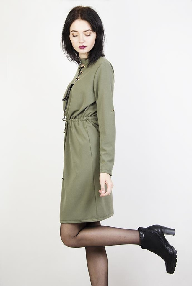 Zielona sukienka wiązana w dekolcie