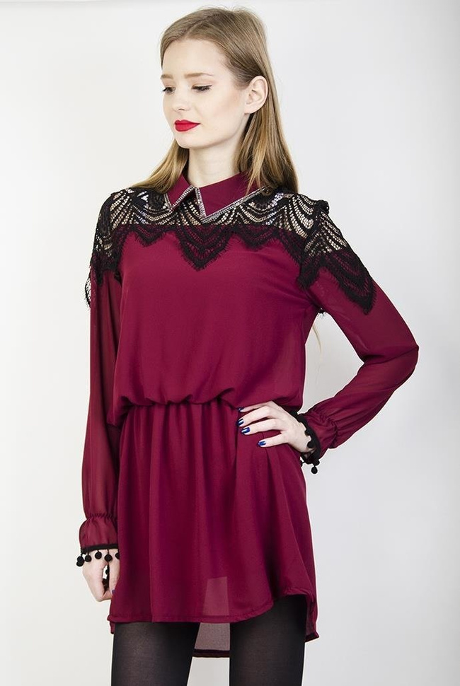 Bordowa szyfonowa sukienka ze zdobieniem i kołnierzykiem
