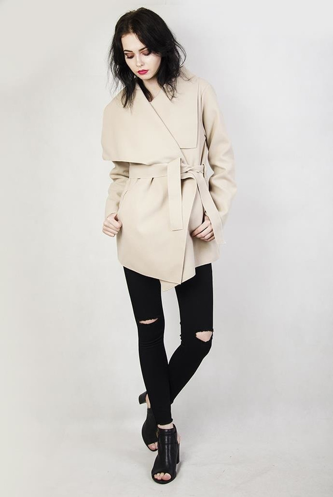 Beżowa narzuta typu płaszcz, wiązana w pasie